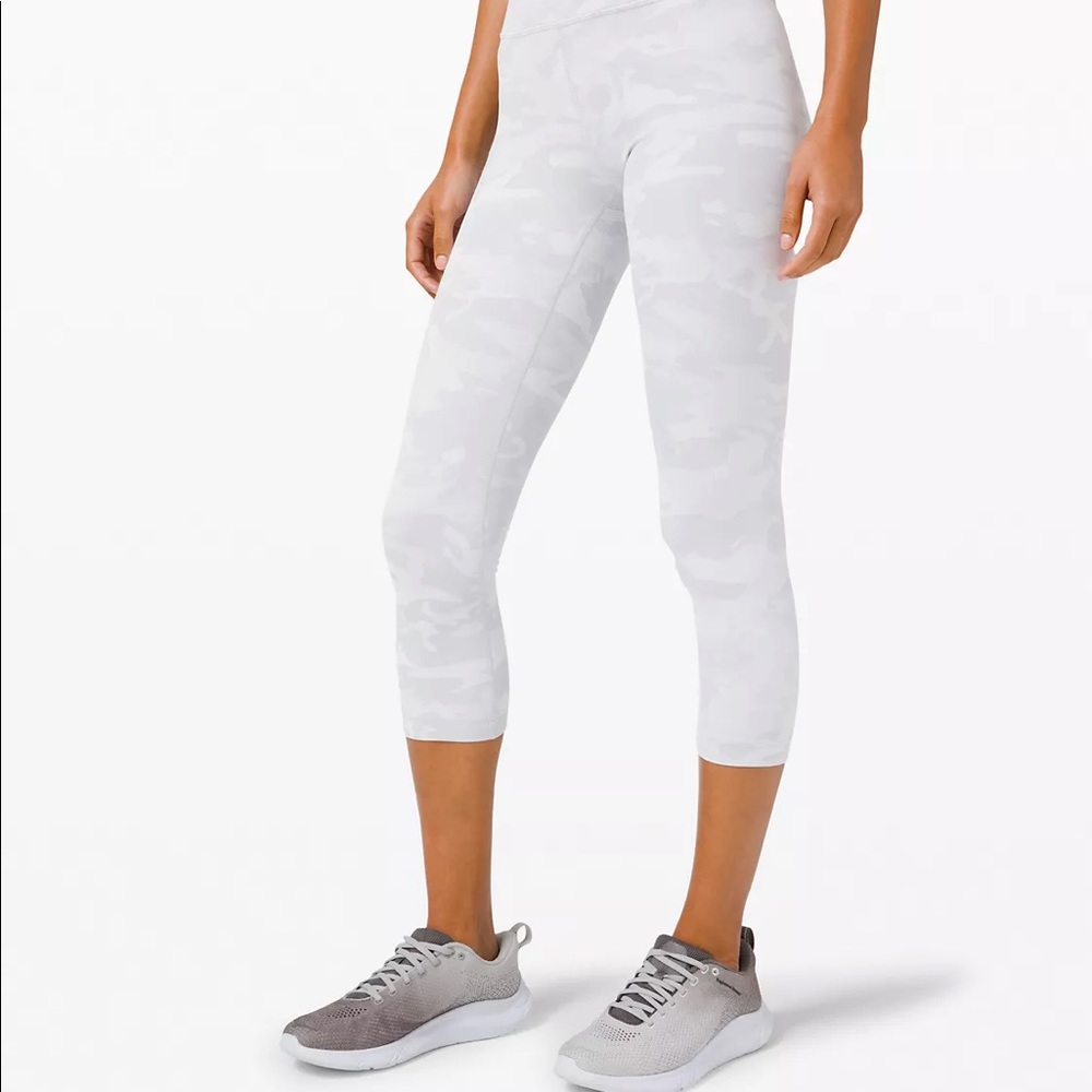 Never worn! Wunder Under high-rise crop 21” sz 4